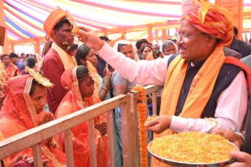 मुख्यमंत्री श्री विष्णु देव साय ने जशपुर जिले में सामूहिक कन्या विवाह कार्यक्रम में शामिल होकर 353 नवविवाहित जोड़ों को दिया आशीर्वाद