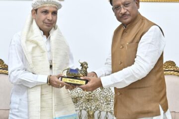 मुख्यमंत्री विष्णु देव साय से पूज्य संत श्री लालदास साहेब ने की सौजन्य भेंट