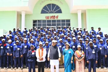 सुकमा के ग्रामीणों ने पहली बार राजधानी का किया भ्रमण, विधानसभा कार्यवाही देखकर हुए उत्साहित