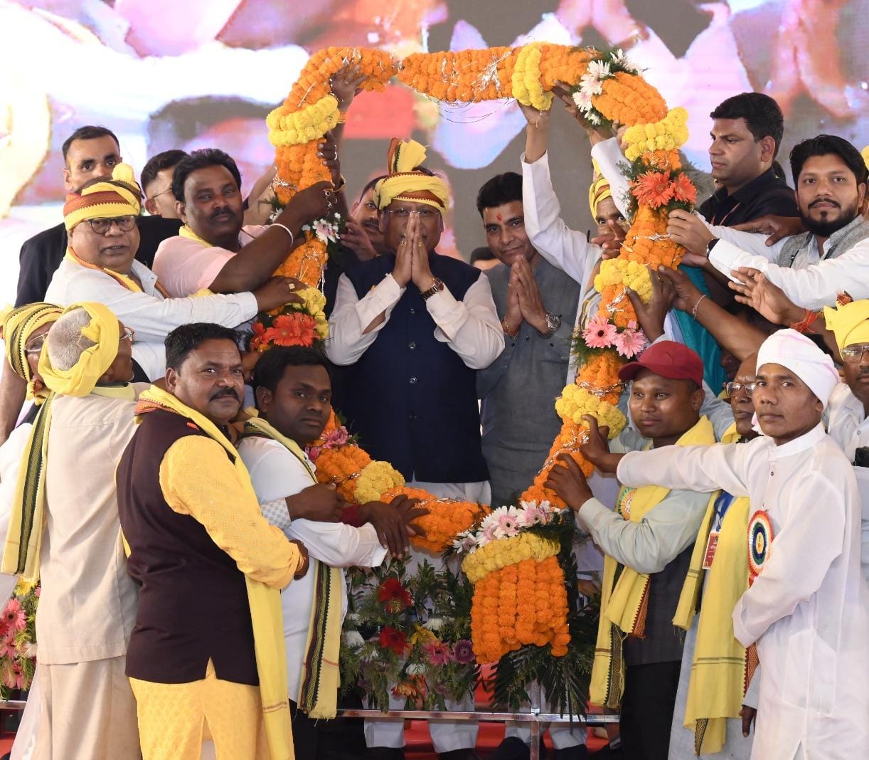 मुख्यमंत्री साय की उपस्थिति में जुड़े रिश्ते और संवरे भविष्य: नवविवाहितों को मिला आशीर्वाद, सामुदायिक भवन की मिली सौगात, कोचिंग सुविधा के लिए हुआ एमओयू
