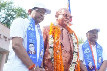 *मुख्यमंत्री श्री विष्णु देव साय ने डॉ. भीमराव अम्बेडकर की जयंती पर उन्हें किया नमन* रायपुर, 13 अप्रैल 2025/मुख्यमंत्री श्री विष्णु देव साय ने भारत के संविधान निर्माता, समाज सुधारक और स्वतंत्र भारत के प्रथम विधि एवं न्याय मंत्री भारतरत्न डॉ. भीमराव अम्बेडकर को उनकी जयंती (14 अप्रैल) के अवसर पर नमन किया है। मुख्यमंत्री श्री साय ने कहा कि बाबा साहेब डॉ. अम्बेडकर एक विलक्षण व्यक्तित्व के धनी थे। वे बहुभाषाविद्, प्रखर विधिवेत्ता, कुशल अर्थशास्त्री, सामाजिक न्याय के पक्षधर, और दूरदर्शी राजनेता थे। उन्होंने अपने जीवन का प्रत्येक क्षण सामाजिक विषमताओं के उन्मूलन और समानता, स्वतंत्रता तथा बंधुत्व के मूल्यों को प्रतिष्ठित करने हेतु समर्पित किया। मुख्यमंत्री ने कहा कि बाबा साहेब ने संविधान सभा की प्रारूप समिति के अध्यक्ष के रूप में भारत को वह मजबूत नींव प्रदान की, जिस पर आज हमारा देश विविधताओं में एकता की मिसाल बनकर आगे बढ़ रहा है। उन्होंने विशेष रूप से दलितों, वंचितों, श्रमिकों और महिलाओं के अधिकारों की रक्षा के लिए कई ऐतिहासिक संवैधानिक प्रावधानों को स्थापित किया। मुख्यमंत्री श्री साय ने कहा कि बाबा साहेब का राष्ट्र निर्माण में योगदान न केवल अतुलनीय है, बल्कि आने वाली पीढ़ियों के लिए प्रेरणास्रोत भी है। मुख्यमंत्री श्री साय ने सभी नागरिकों से संविधान की मूल भावना, लोकतांत्रिक आदर्शों और सामाजिक न्याय के मूल्यों को आत्मसात करने और उन्हें और अधिक सशक्त बनाने के लिए सक्रिय भागीदारी निभाने का आह्वान किया।