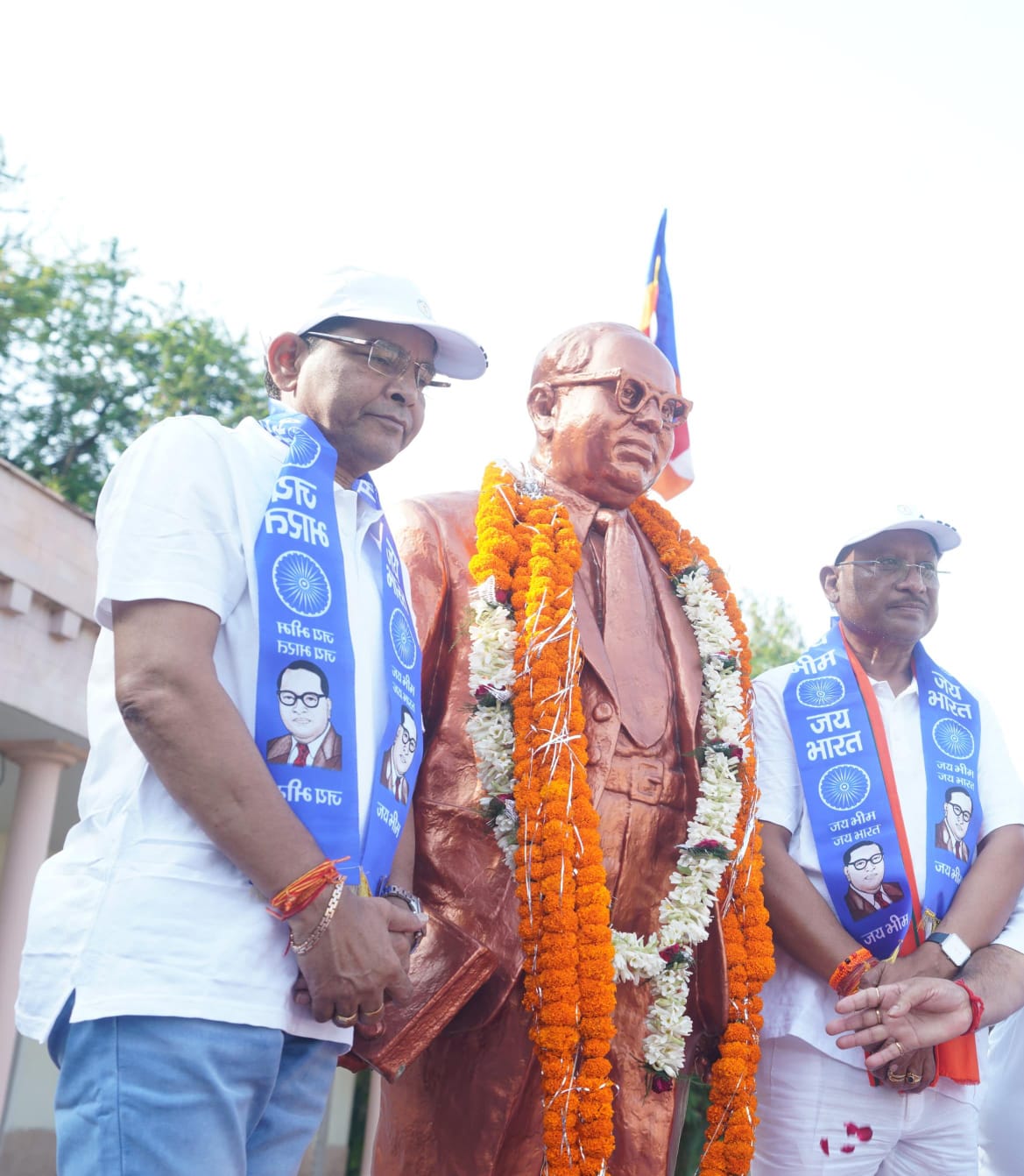 *मुख्यमंत्री श्री विष्णु देव साय ने डॉ. भीमराव अम्बेडकर की जयंती पर उन्हें किया नमन* रायपुर, 13 अप्रैल 2025/मुख्यमंत्री श्री विष्णु देव साय ने भारत के संविधान निर्माता, समाज सुधारक और स्वतंत्र भारत के प्रथम विधि एवं न्याय मंत्री भारतरत्न डॉ. भीमराव अम्बेडकर को उनकी जयंती (14 अप्रैल) के अवसर पर नमन किया है। मुख्यमंत्री श्री साय ने कहा कि बाबा साहेब डॉ. अम्बेडकर एक विलक्षण व्यक्तित्व के धनी थे। वे बहुभाषाविद्, प्रखर विधिवेत्ता, कुशल अर्थशास्त्री, सामाजिक न्याय के पक्षधर, और दूरदर्शी राजनेता थे। उन्होंने अपने जीवन का प्रत्येक क्षण सामाजिक विषमताओं के उन्मूलन और समानता, स्वतंत्रता तथा बंधुत्व के मूल्यों को प्रतिष्ठित करने हेतु समर्पित किया। मुख्यमंत्री ने कहा कि बाबा साहेब ने संविधान सभा की प्रारूप समिति के अध्यक्ष के रूप में भारत को वह मजबूत नींव प्रदान की, जिस पर आज हमारा देश विविधताओं में एकता की मिसाल बनकर आगे बढ़ रहा है। उन्होंने विशेष रूप से दलितों, वंचितों, श्रमिकों और महिलाओं के अधिकारों की रक्षा के लिए कई ऐतिहासिक संवैधानिक प्रावधानों को स्थापित किया। मुख्यमंत्री श्री साय ने कहा कि बाबा साहेब का राष्ट्र निर्माण में योगदान न केवल अतुलनीय है, बल्कि आने वाली पीढ़ियों के लिए प्रेरणास्रोत भी है। मुख्यमंत्री श्री साय ने सभी नागरिकों से संविधान की मूल भावना, लोकतांत्रिक आदर्शों और सामाजिक न्याय के मूल्यों को आत्मसात करने और उन्हें और अधिक सशक्त बनाने के लिए सक्रिय भागीदारी निभाने का आह्वान किया।