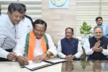 मुख्यमंत्री श्री विष्णु देव साय छत्तीसगढ़ राज्य वन विकास निगम के अध्यक्ष श्री रामसेवक पैकरा के पदभार ग्रहण समारोह में हुए शामिल