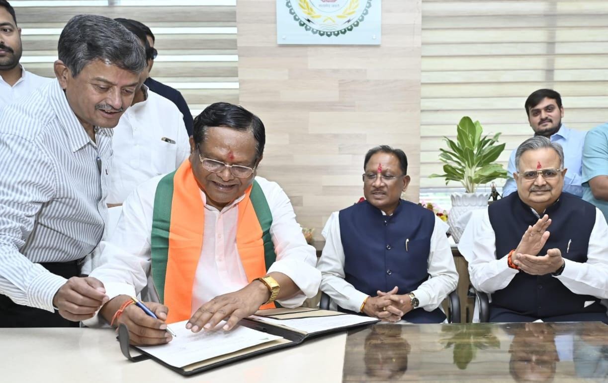 मुख्यमंत्री श्री विष्णु देव साय छत्तीसगढ़ राज्य वन विकास निगम के अध्यक्ष श्री रामसेवक पैकरा के पदभार ग्रहण समारोह में हुए शामिल