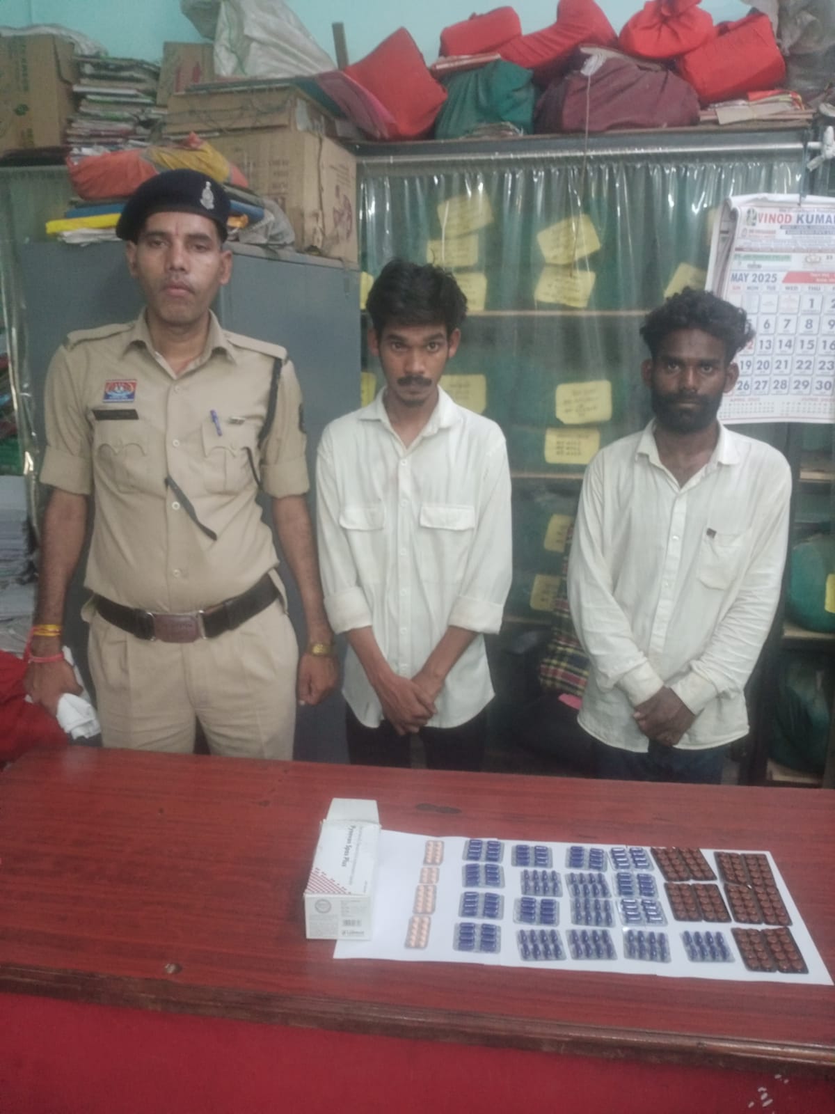 रायपुर। शहर में नशे के खिलाफ चलाए जा रहे विशेष अभियान के तहत रायपुर पुलिस को एक और बड़ी सफलता मिली है। तेलीबांधा थाना क्षेत्र के सिंधी शमशान घाट के पास दो युवकों को प्रतिबंधित नशीली टेबलेट्स के साथ रंगे हाथ गिरफ्तार किया गया है। पुलिस ने आरोपियों के पास से स्पासमो, अल्प्राजोलम और नाइट्रोटेन जैसी कुल 282 नशीली टेबलेट्स जब्त की हैं, जिनकी कीमत लगभग 10,000 रुपये बताई जा रही है। जानकारी के अनुसार, एंटी क्राइम एंड साइबर यूनिट को 19 मई को सूचना मिली थी कि दो युवक शमशान घाट के पास संदिग्ध हालत में नशीली दवाओं की बिक्री की फिराक में हैं। इस सूचना पर कार्रवाई करते हुए एसीपी ग्रामीण कीर्तन राठौर, एसीपी क्राइम संदीप मित्तल, डीएसपी संजय सिंह व सीएसपी सिविल लाइन अजय कुमार के निर्देशन में संयुक्त टीम ने घेराबंदी कर दोनों आरोपियों को धर दबोचा। गिरफ्तार आरोपियों के नाम बरूण सेन्द्रे (24), निवासी बीएसयूपी कॉलोनी, थाना तेलीबांधा और प्रवीण केशरवानी (24), निवासी न्यू मंडी गेट पंडरीतराई, थाना मोवा बताए गए हैं। पूछताछ के दौरान आरोपी प्रतिबंधित दवाएं रखने और बिक्री के किसी वैध दस्तावेज को प्रस्तुत नहीं कर सके। पुलिस ने दोनों आरोपियों के खिलाफ तेलीबांधा थाना में नारकोटिक एक्ट की धारा 21(ख) के तहत अपराध क्रमांक 302/25 दर्ज कर कार्रवाई की है। पुलिस टीम में शामिल अधिकारी और जवान इस कार्रवाई में थाना तेलीबांधा के निरीक्षक नरेंद्र मिश्रा, एंटी क्राइम यूनिट के प्रभारी निरीक्षक परेश कुमार पांडेय सहित सउनि अतुलेश राय, प्र.आर. प्रमोद वर्थी, पुष्पराज सिंह, विक्रम वर्मा, राजेंद्र तिवारी, बोधेन मिश्रा, दिलीप जांगड़े, केशव सिन्हा और सउनि फत्तू लाल ठाकुर की महत्वपूर्ण भूमिका रही। रायपुर पुलिस का कहना है कि नशे के खिलाफ यह अभियान आगे भी सख्ती से जारी रहेगा।