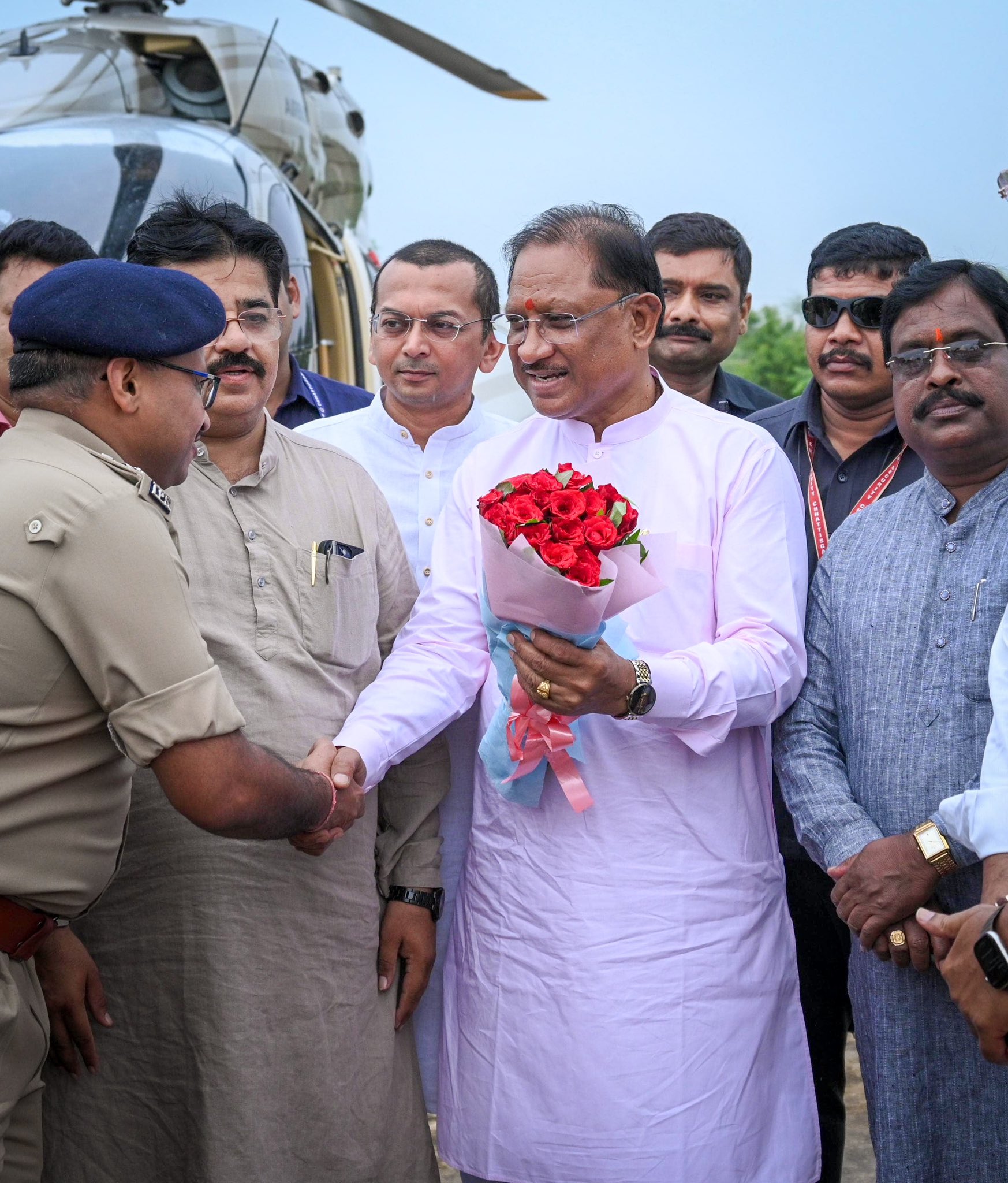 रिमझिम बारिश के बीच मुख्यमंत्री पहुंचे धमतरी के समाधान शिविर में, कमल के हार से मुख्यमंत्री का जोशिला स्वागत