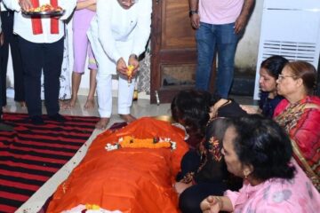 मुख्यमंत्री विष्णु देव साय ने पद्मश्री डॉ. सुरेंद्र दुबे को दी श्रद्धांजलि