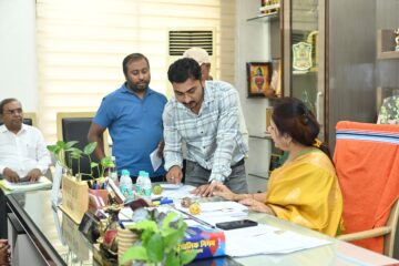 नगर निगम प्लेसमेंट कर्मचारियों ने वेतन विसंगति को लेकर महापौर से की मुलाकात, वेतन वृद्धि की रखी मांग