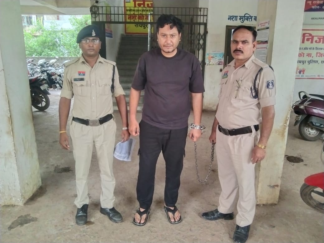 रायपुर। न्यू राजेन्द्र नगर थाना क्षेत्र के अमलीडीह स्थित पीएम आवास में फ्लैट दिलाने के नाम पर लाखों की ठगी करने वाले दो आरोपियों को पुलिस ने गिरफ्तार किया है। प्रार्थी प्रफुल्ल बंजारी से आरोपी एन. जिल्लैया उर्फ जीतू ने फ्लैट के एवज में किस्तों में 5.10 लाख लिए, लेकिन न तो फ्लैट दिया और न ही पैसे लौटाए। आरोपी ने प्रार्थी के तीन अन्य परिचितों से भी इसी तरह कुल 21.81 लाख की ठगी की। मामले को गंभीरता से लेते हुए एण्टी क्राइम एवं साइबर यूनिट और न्यू राजेन्द्र नगर पुलिस की संयुक्त टीम ने आरोपी एन. जीतू और उसके साथी शेख अशरफ को गिरफ्तार किया। दोनों के कब्जे से ठगी से जुड़े दस्तावेज जब्त किए गए हैं। कार्यवाही में निरीक्षक परेश पांडेय, निरीक्षक अविनाश सिंह समेत टीम की अहम भूमिका रही।