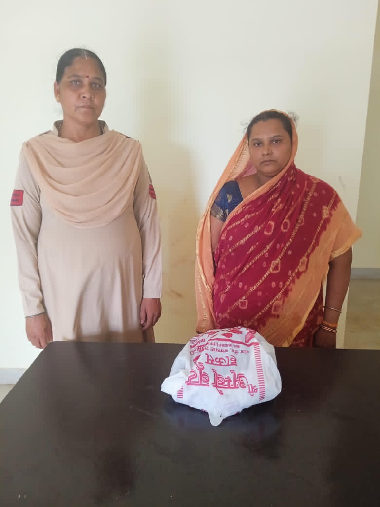 गांजा बेचने वाली महिला गिरफ्तार, 930 ग्राम मादक पदार्थ जब्त