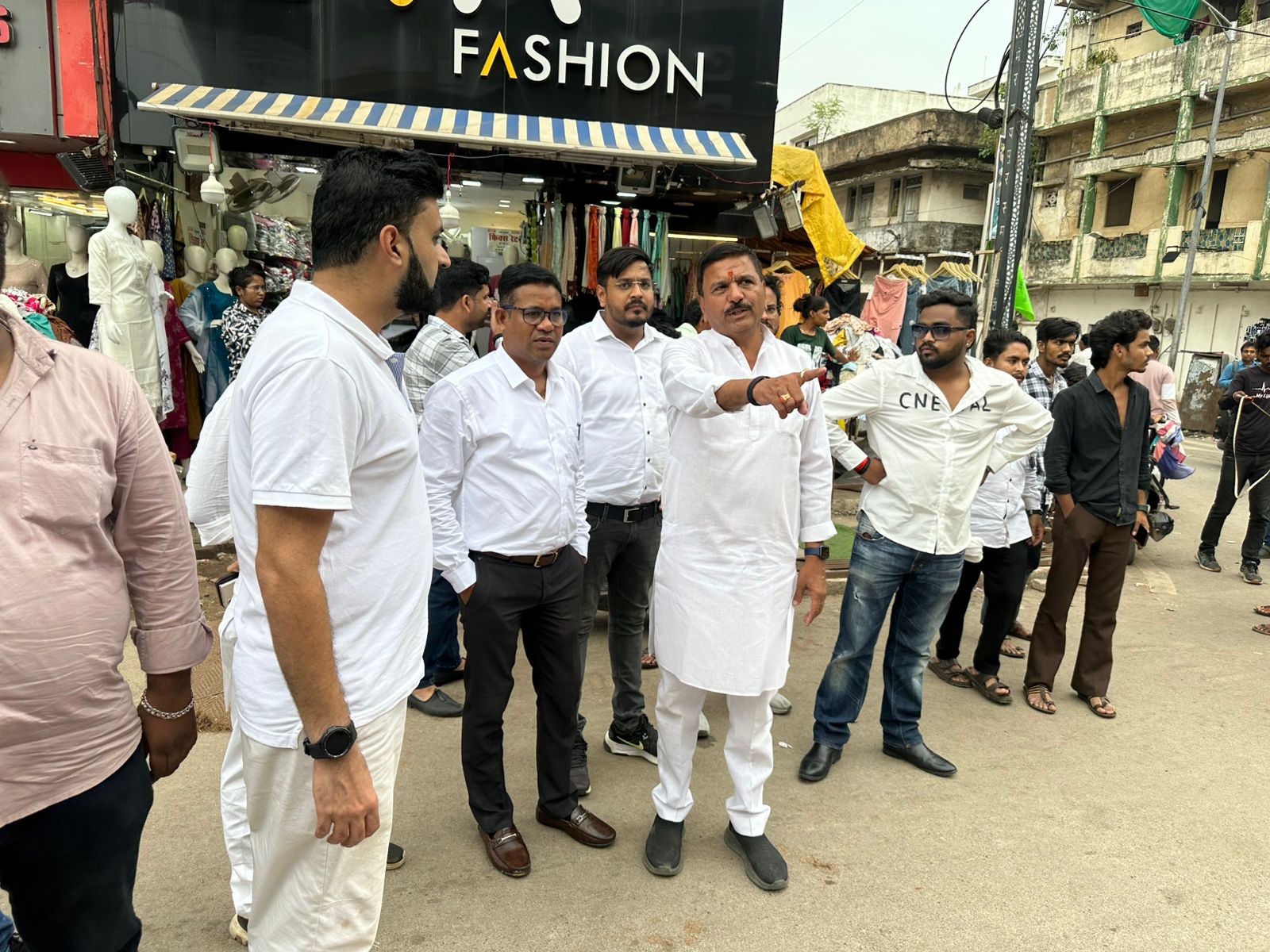 दुकानदार माने, अब नहीं फैलाएँगे दुकानें सड़कों पर एवरग्रीन चौक से चिकनी मंदिर तक चलेगा सख़्त नियम