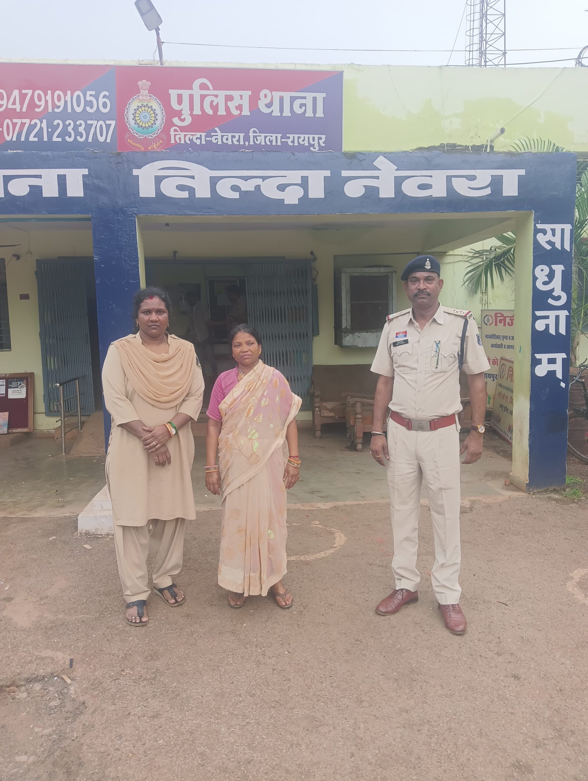 रायपुर | तिल्दा नेवरा पुलिस ने रेलवे फाटक जोता के पास गांजा बेचने की फिराक में घूम रही 55 वर्षीय महिला सकुन तिवारी को गिरफ्तार किया है। आरोपी के कब्जे से 540 ग्राम गांजा, जिसकी कीमत लगभग 5,000रुपए है, बरामद किया गया। थाना प्रभारी तिल्दा नेवरा के नेतृत्व में यह कार्रवाई वरिष्ठ अधिकारियों के निर्देश पर की गई। महिला आरोपी के खिलाफ NDPS एक्ट की धारा 20बी के तहत मामला दर्ज किया गया है। आरोपी सकुन तिवारी अटल आवास, वार्ड क्रमांक 22, तिल्दा नेवरा की रहने वाली है।