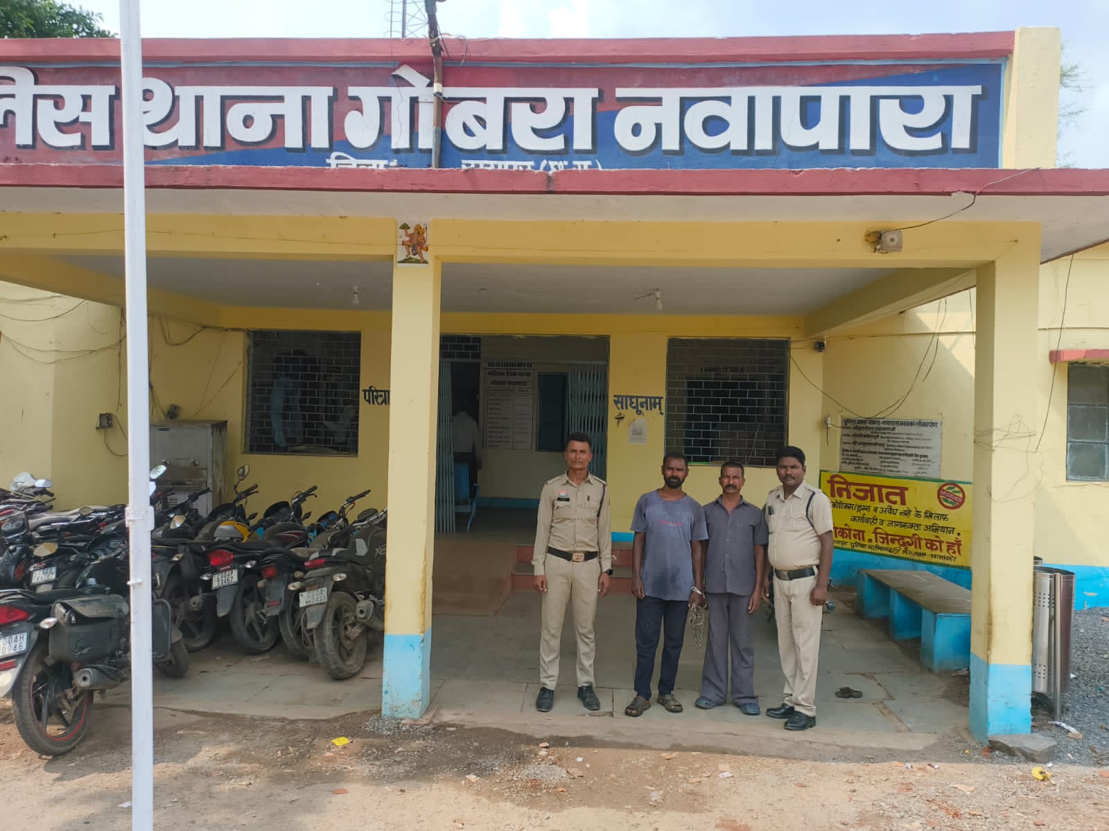 अवैध शराब बेचते दो गिरफ्तार, 42 पौवा देशी शराब जब्त