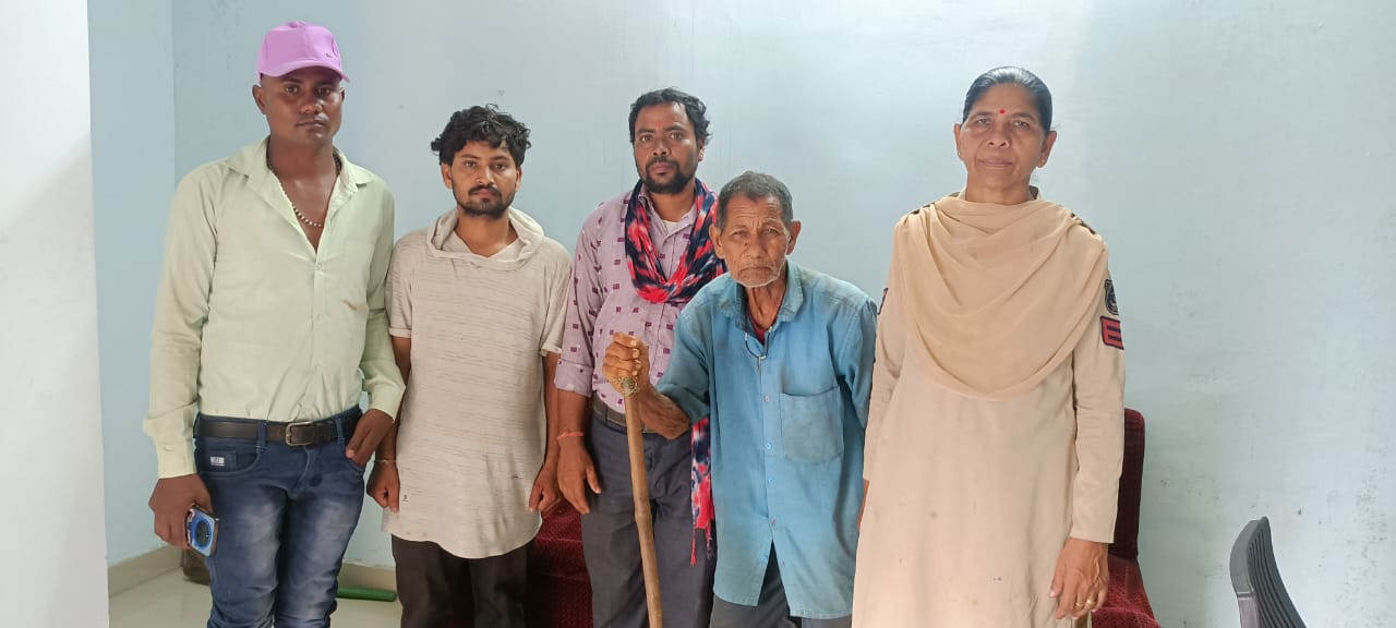 रायपुर: रास्ता भटके बुजुर्ग को डायल 112 टीम ने परिवार से मिलाया
