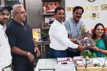 इजरायल से लौटने पर महापौर मीनल चौबे का आत्मीय स्वागत