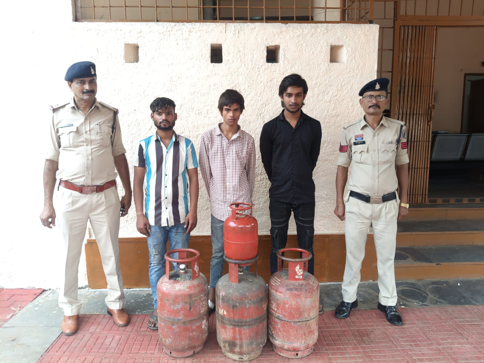 उरला में गैस सिलेंडर चोरी का खुलासा, तीन आरोपी गिरफ्तार