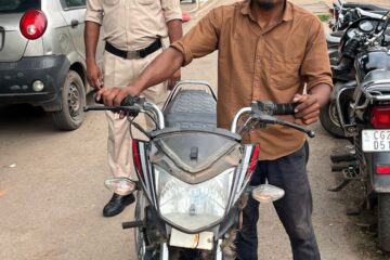 चंद घंटों में बाइक चोर गिरफ्तार, चोरी की मोटरसाइकिल बरामद