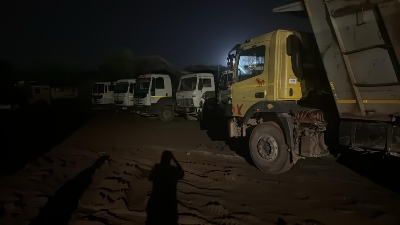 मुरूम खनन में बड़ी कार्रवाई, JCB-हाईवा समेत वाहन जब्त