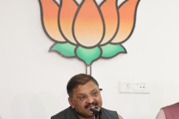 माओवादी समर्थक को बनाया प्रत्याशी, कांग्रेस पर भड़के संतोष पांडेय