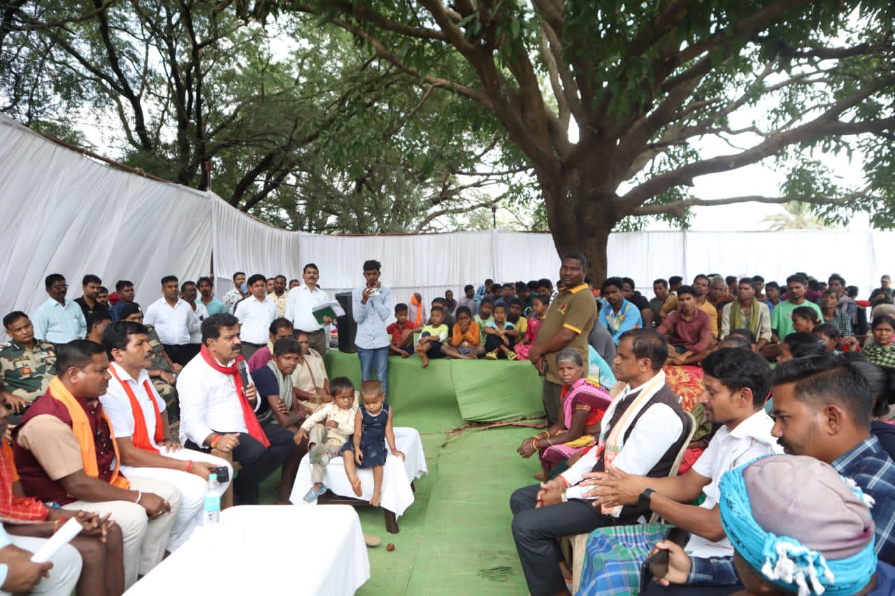 उप मुख्यमंत्री विजय शर्मा ने कच्चापाल में ग्रामीणों से संवाद, जवानों से की मुलाकात