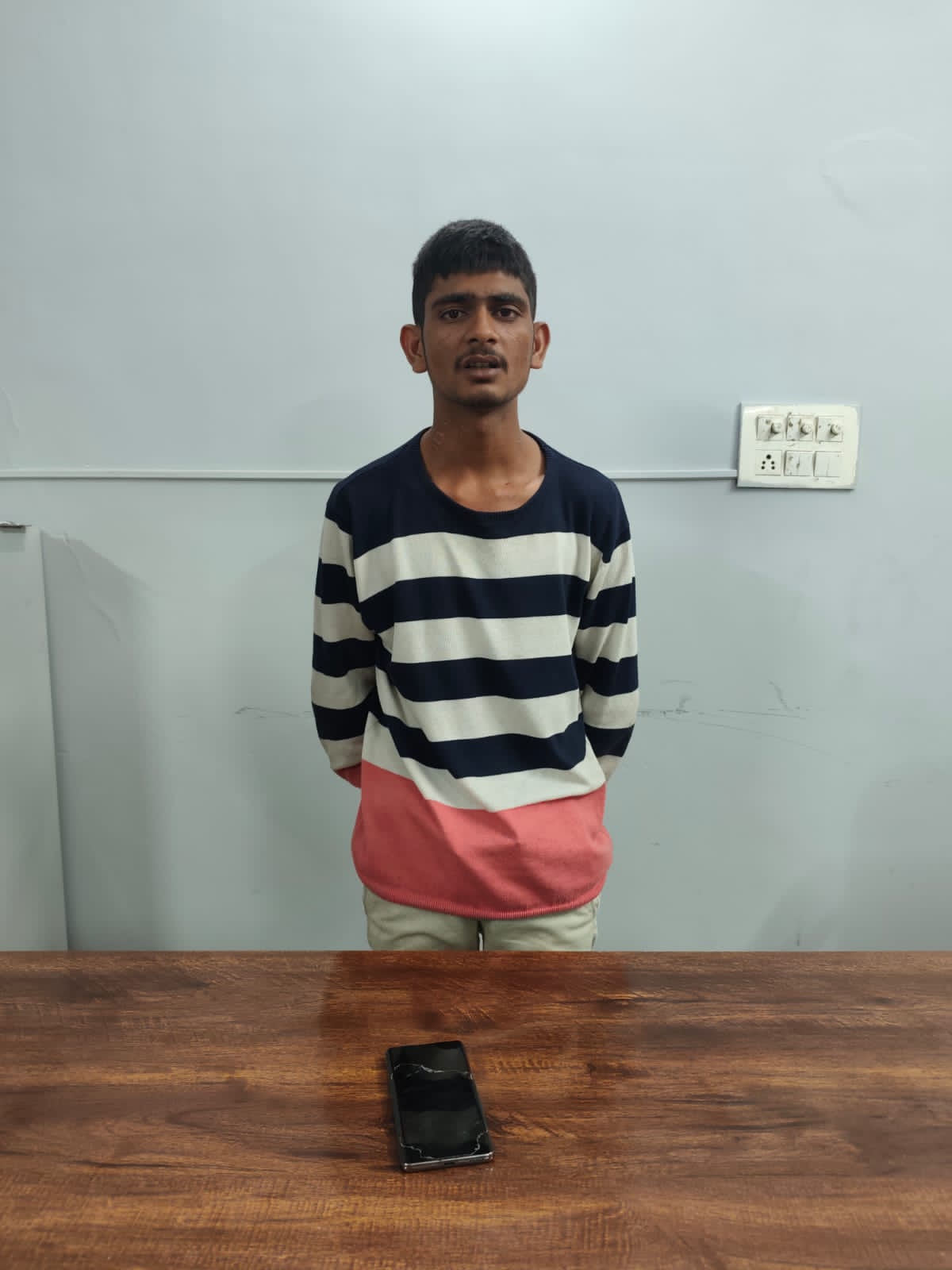 मोबाइल और नगदी लूटने वाला आरोपी गिरफ्तार, एक फरार