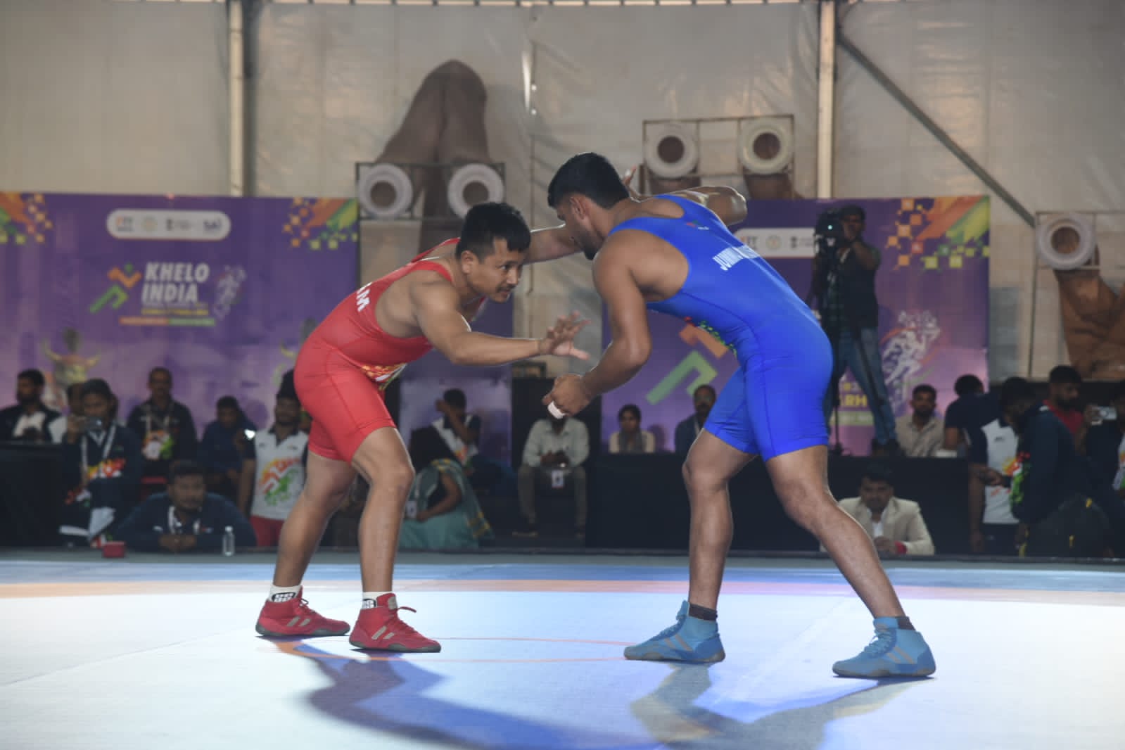 खेलो इंडिया ट्राइबल गेम्स: सरगुजा में कुश्ती मुकाबलों का आगाज, खिलाड़ियों ने दिखाया दम