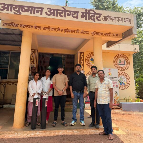 पुण्यतिथि पर स्वास्थ्य केंद्र को मिले 2 ऑक्सीजन सिलेंडर