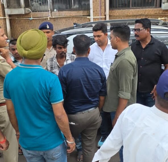 न्यायालय परिसर में पुलिस की आकस्मिक चेकिंग, 4 संदिग्धों पर कार्रवाई