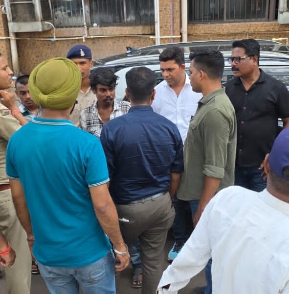 न्यायालय परिसर में पुलिस की आकस्मिक चेकिंग, 4 संदिग्धों पर कार्रवाई