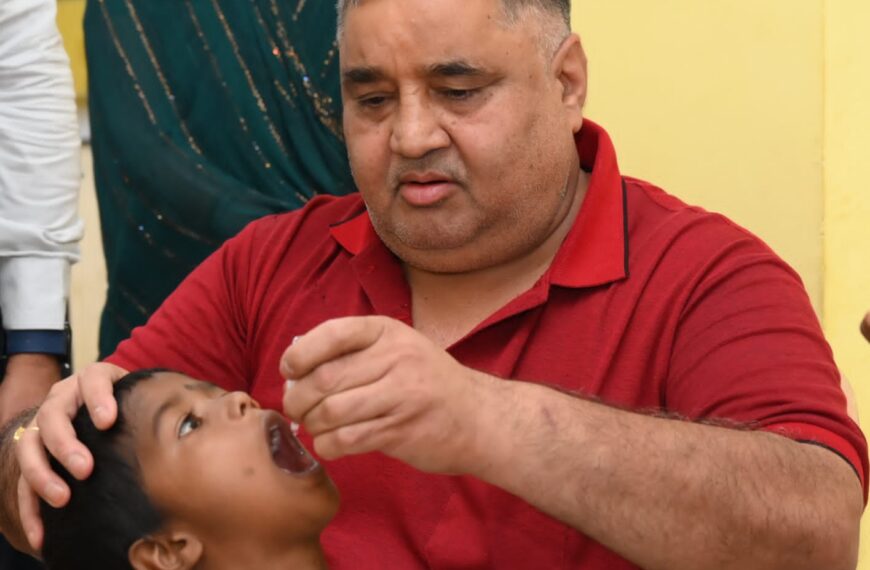 लखनपुर से पल्स पोलियो अभियान शुरू, मंत्री ने बच्चों को पिलाई दो बूंद